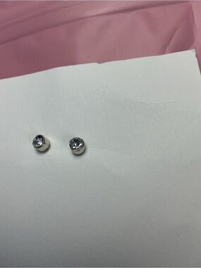 ★Silver Crystal Rhinestone Stud Earrings Minimalist Classic Chic